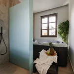 Karavel - Old Town Apartahotel