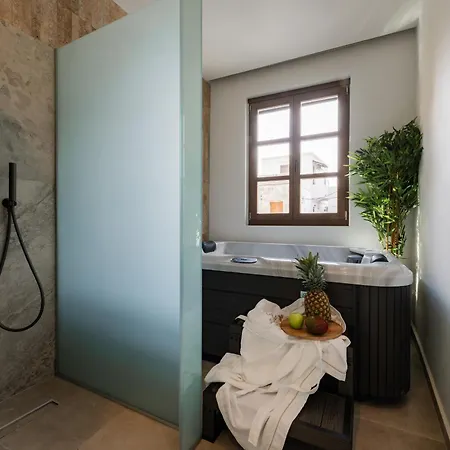 Karavel - Old Town Aparthotel