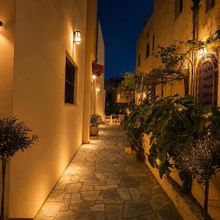 Karavel - Old Town Aparthotel