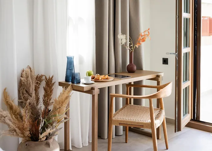 Karavel - Old Town Aparthotel